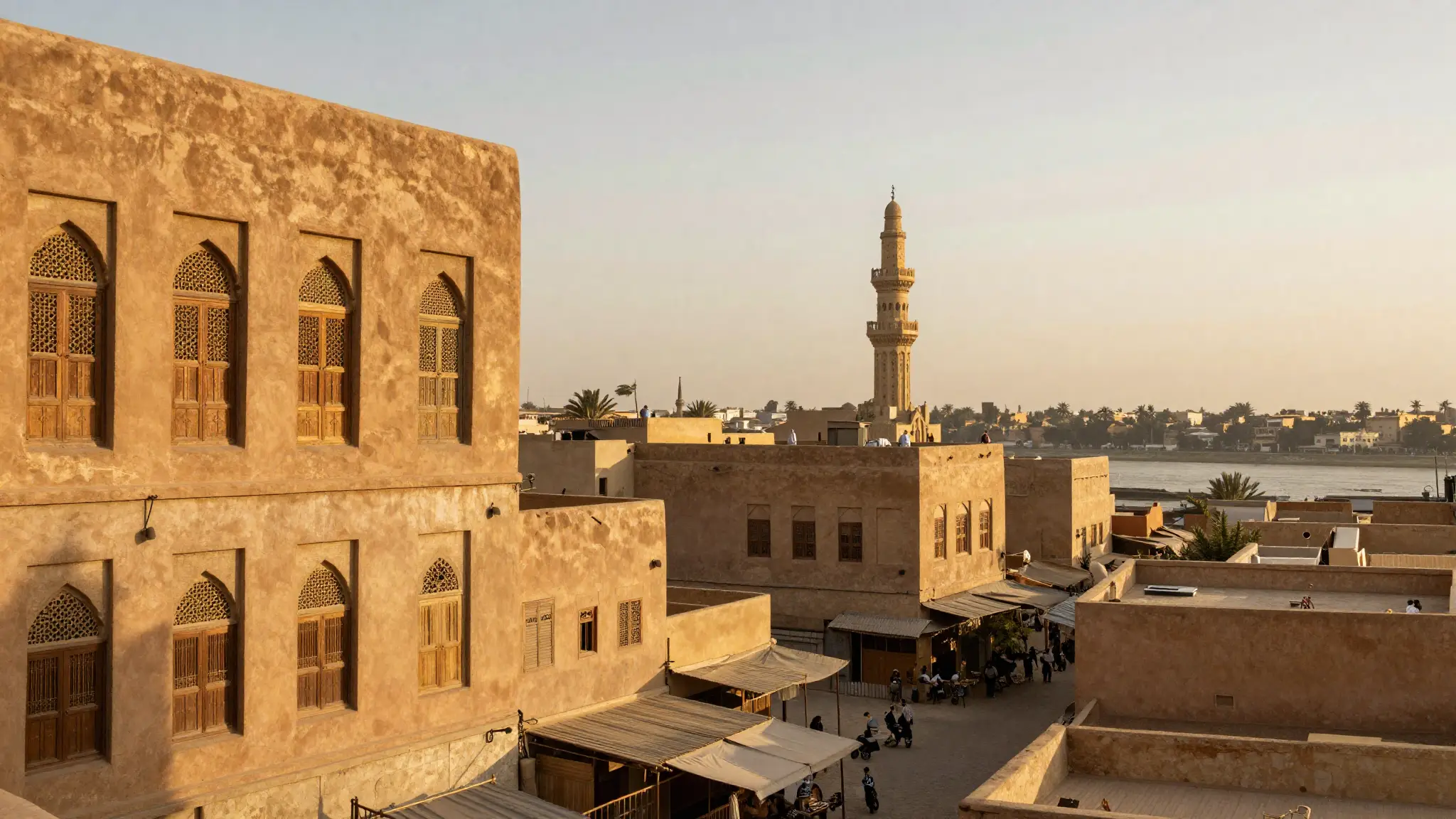 مشهد تحريري دافئ لحي قاهري عريق يعكس عالم مصريات والثقافة المصرية بنوافذ المشربية والطراز التقليدي